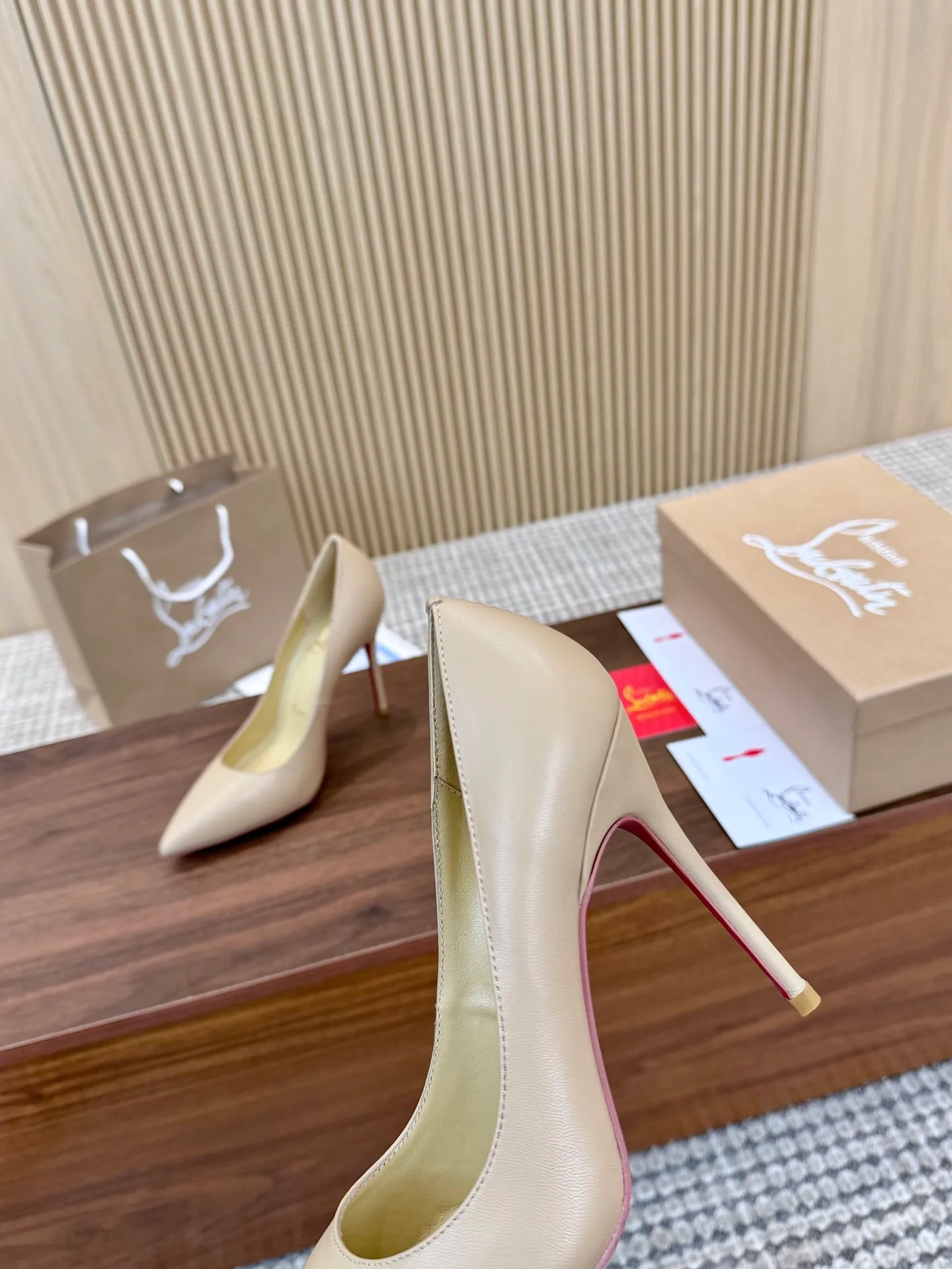 👟👟Ex-factory price 440👟👟 Genuine leather sole +40 Year-round shipment💝Christian Louboutin CL👠 Classic "Matte💎Cow Leather💎Series" noble and luxurious, real blingbling👟👟 Real materials, all customized by the pattern maker, and the materials are made of original customized materials to achieve the taste of the original 6 color options 💍 Upper: Imported 👉 cowhide 💪 Lining: Sheepskin foot pad/lining Size: 34-40.41.42 Heel height: 10.5cm and 8.5cm two options Leather sole Rubber sole